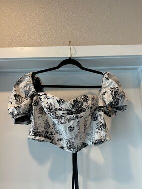 Black & White Puff-Sleeve Toile Crop Top